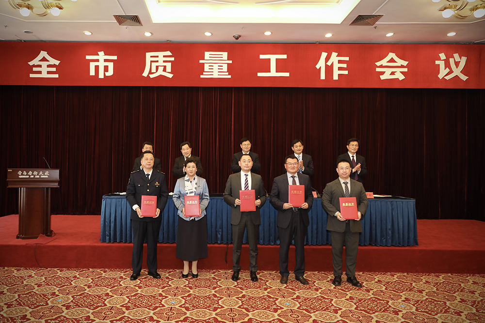 2海大生物集團(tuán)創(chuàng)始人、董事長(zhǎng)單俊偉（右二）上臺(tái)領(lǐng)獎(jiǎng).jpg